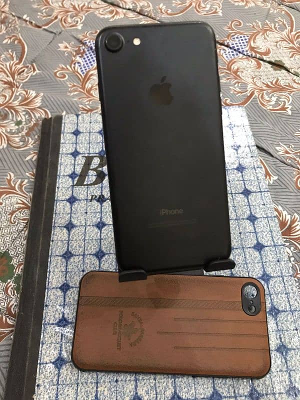 iphone 7 (non PTA) with 128 memory and battery on service 3