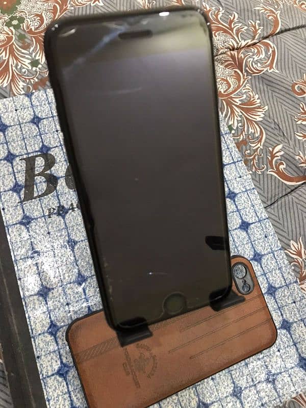 iphone 7 (non PTA) with 128 memory and battery on service 4