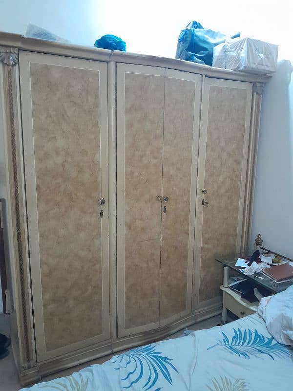 4 door cupboard 1