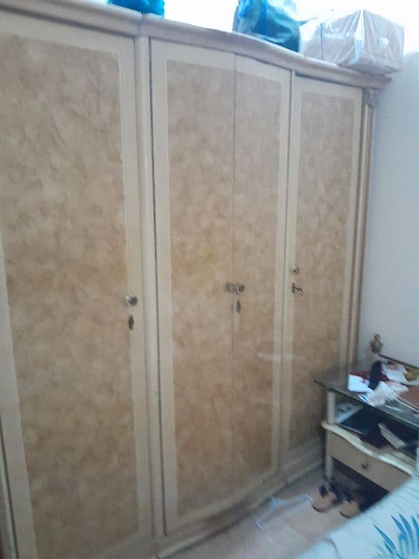 4 door cupboard 2