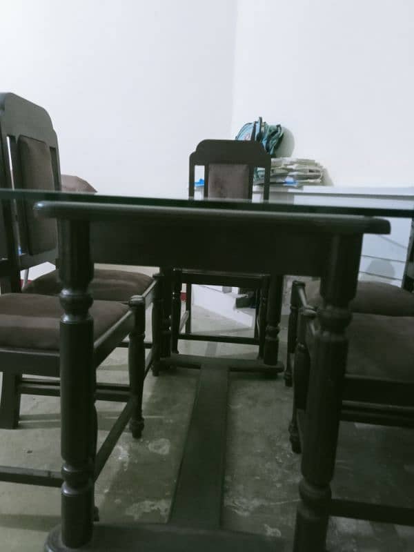 Discount available. . Dining table with 6 chairs (talli ka bnna ha) 6