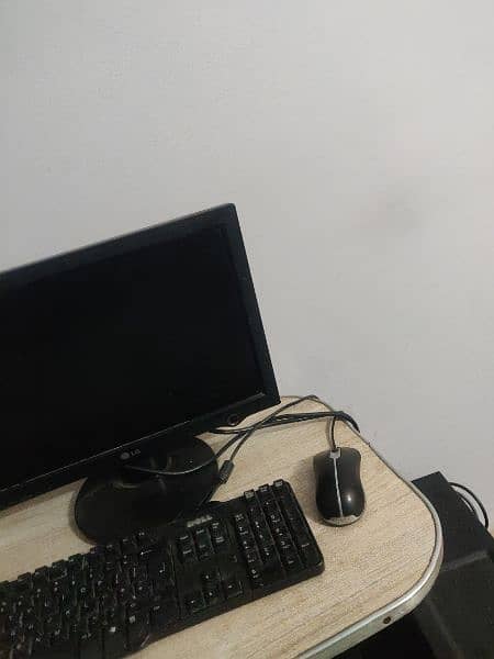 computer for sale with mouse ,CPU and keyboard 0