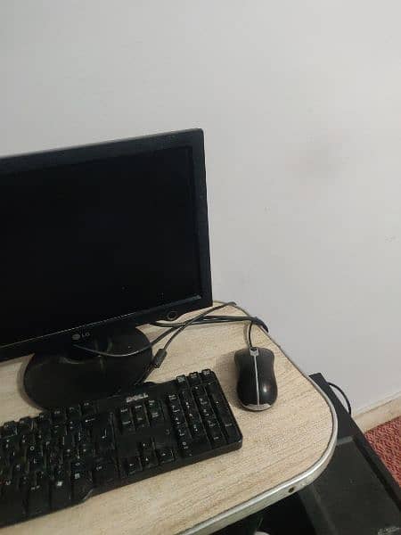 computer for sale with mouse ,CPU and keyboard 1