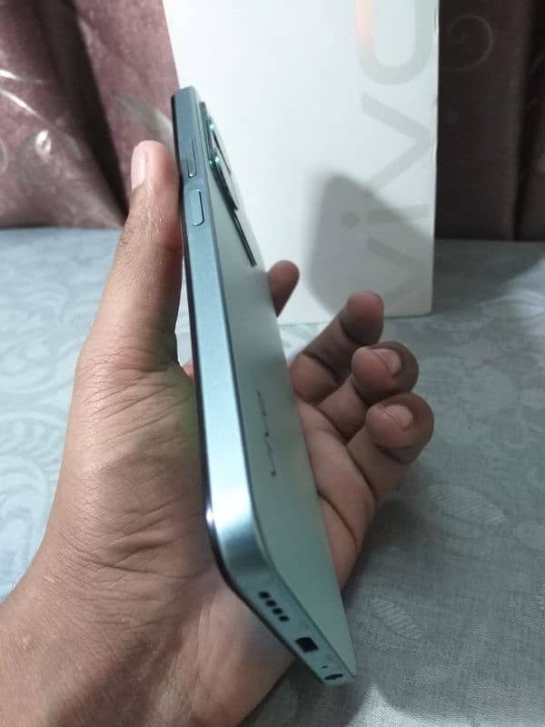 vivo y22 4+4/128Gb with box and charger 2