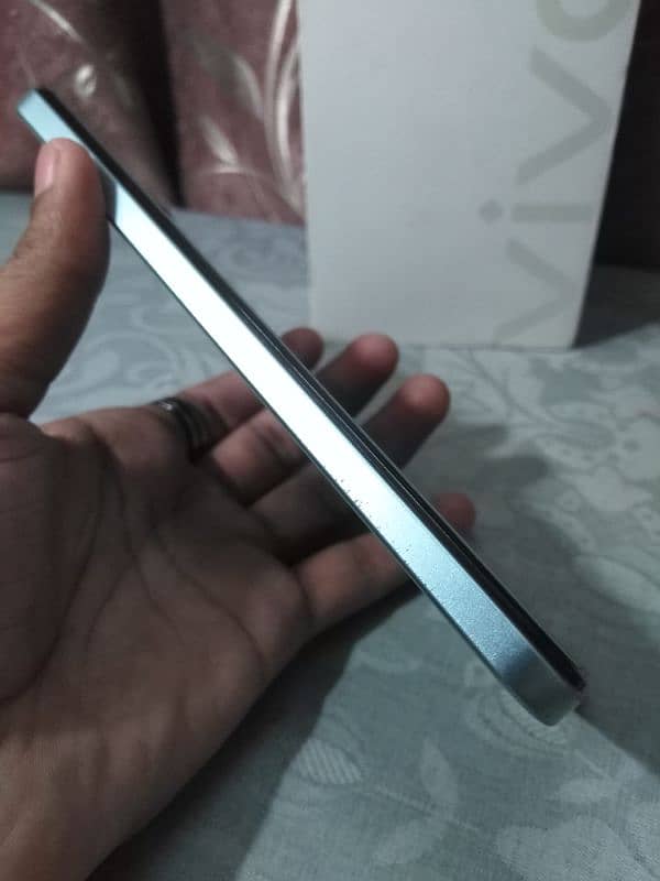 vivo y22 4+4/128Gb with box and charger 3