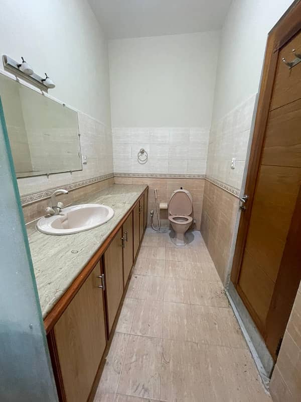 Prime Location Modern Kanal Upper With Servant Quarter For Rent in DHA Phase 5 Near Wateen Chowk and Lums University 3