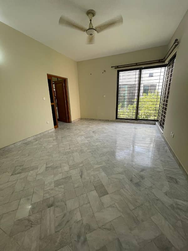 Prime Location Modern Kanal Upper With Servant Quarter For Rent in DHA Phase 5 Near Wateen Chowk and Lums University 11