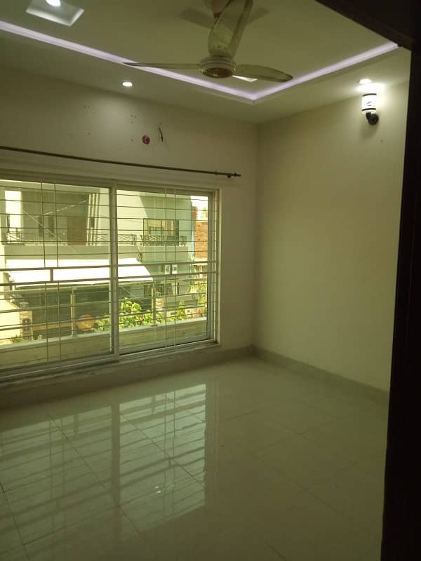 10 MARLA UPPER PORTION FOR RENT IN NASHEMAN IQBAL PHASE 2 4