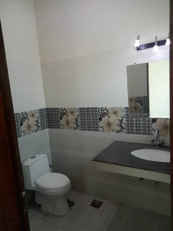 10 MARLA UPPER PORTION FOR RENT IN NASHEMAN IQBAL PHASE 2 8