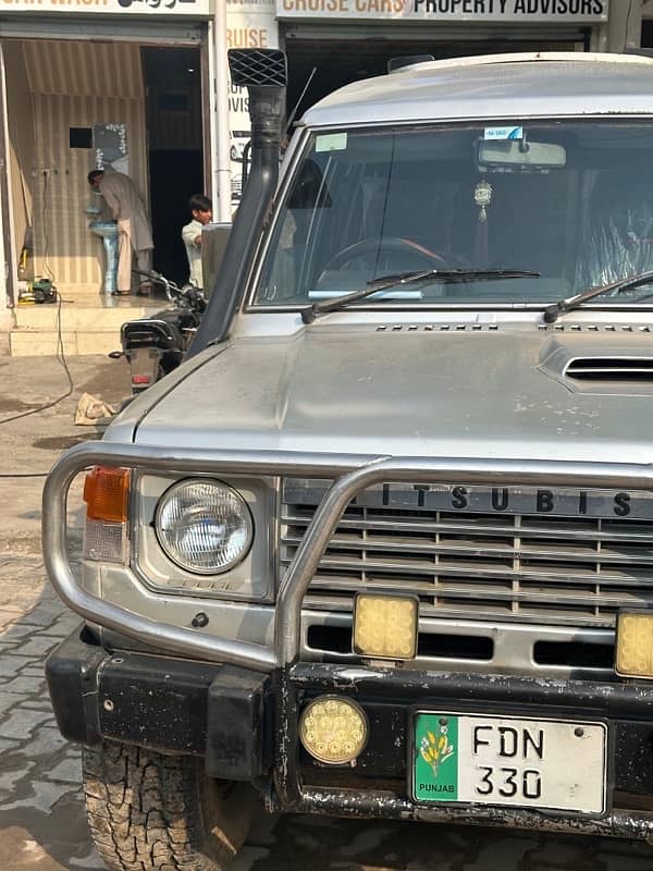 Mitsubishi Pajero 1990 3