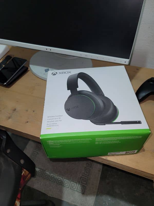 Xbox wireless headset headphones just few time used 2