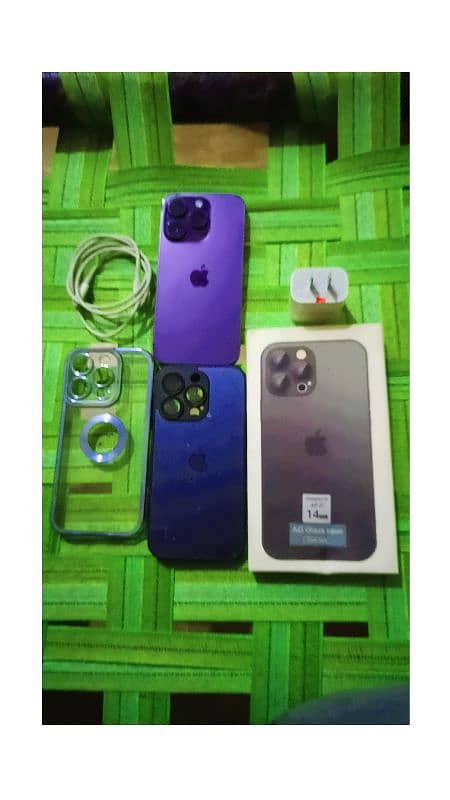 iPhone 14 Pro with all accessories 0