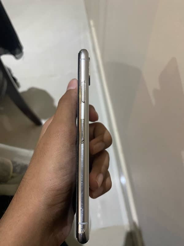 iPhone x officially pta approved 10/9.5condition scratchless condition 7