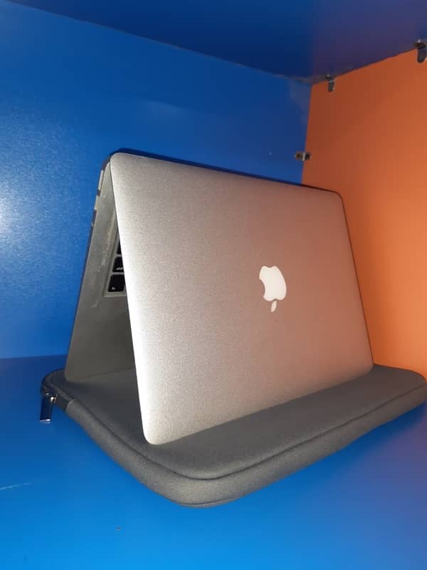 MacBook Air  core i7 Dual core intel 0