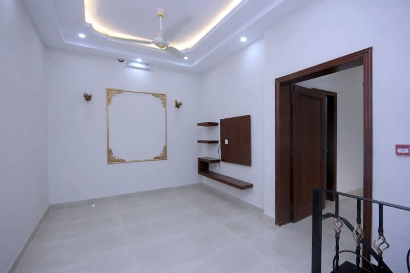 8Marla house Available for rent in Phase 3 DHA 8