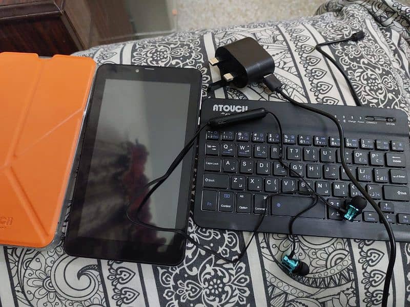 A-Pad 3 with keyboard. Best device for kids 7