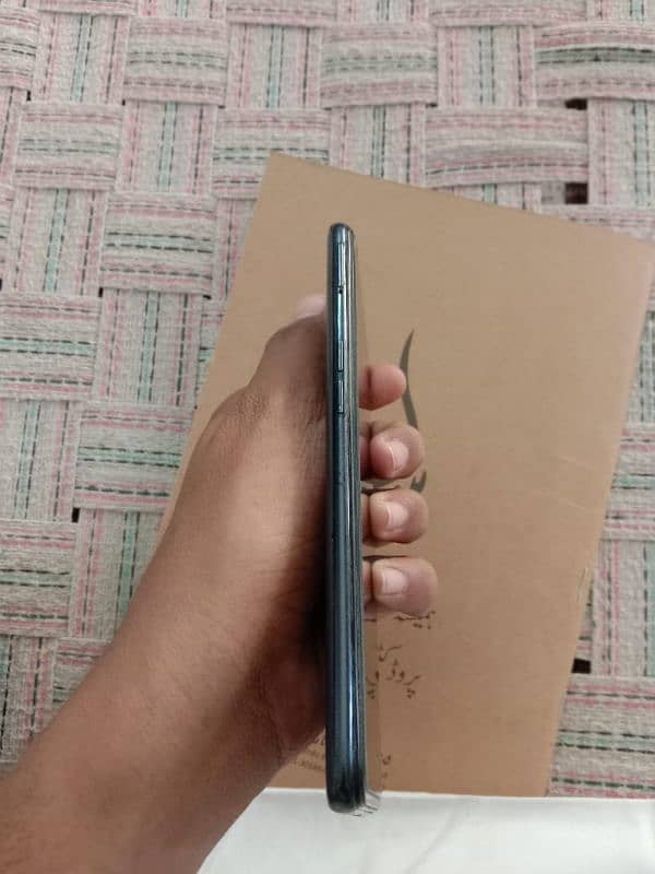 OppO f19 in good condition with air buds at a reasonable price. 9