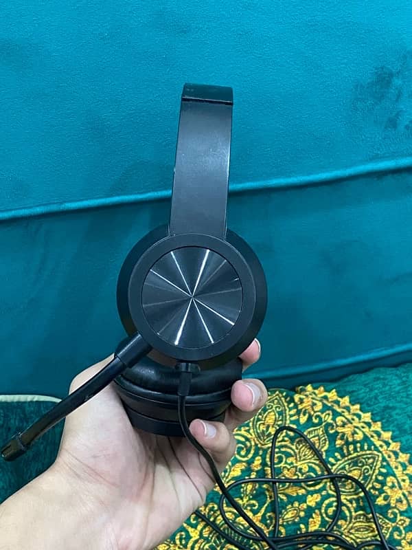 U-550 USB Headphones with Mic - Wired Connectivity, Clear Audio 0