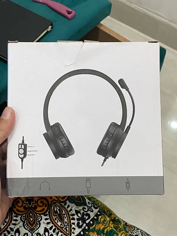 U-550 USB Headphones with Mic - Wired Connectivity, Clear Audio 1