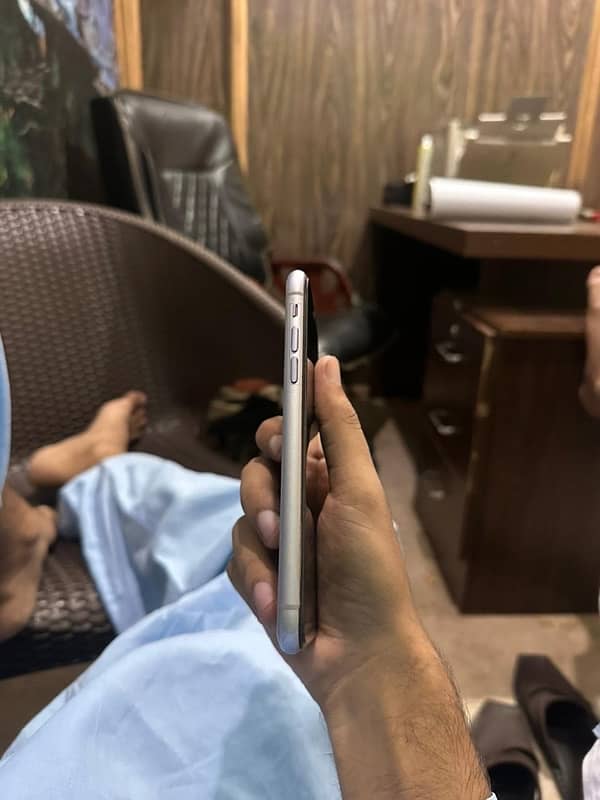 iphone 11 128GB (Factory unlock ) 9