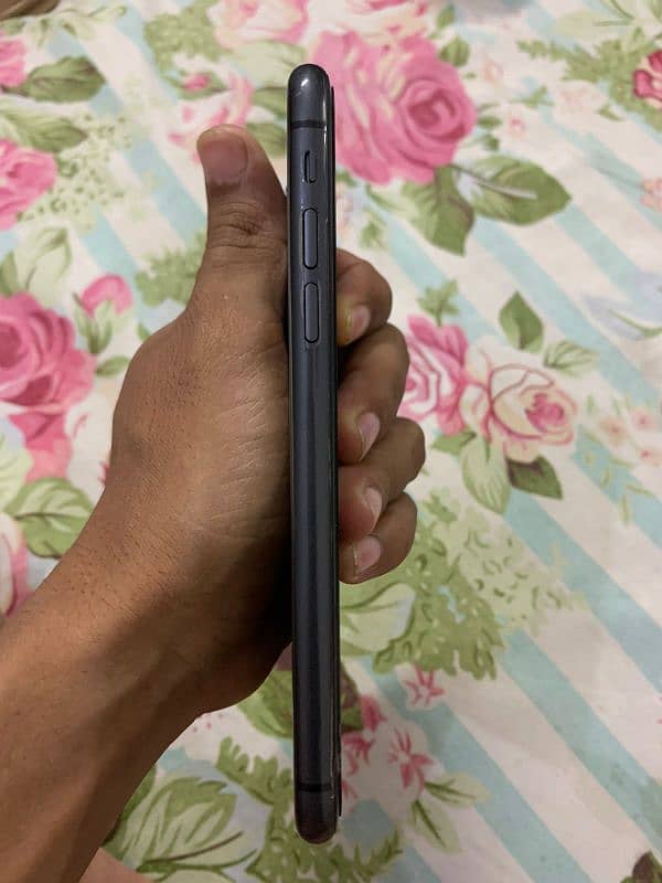 IPHONE 11 (BLACK) 4