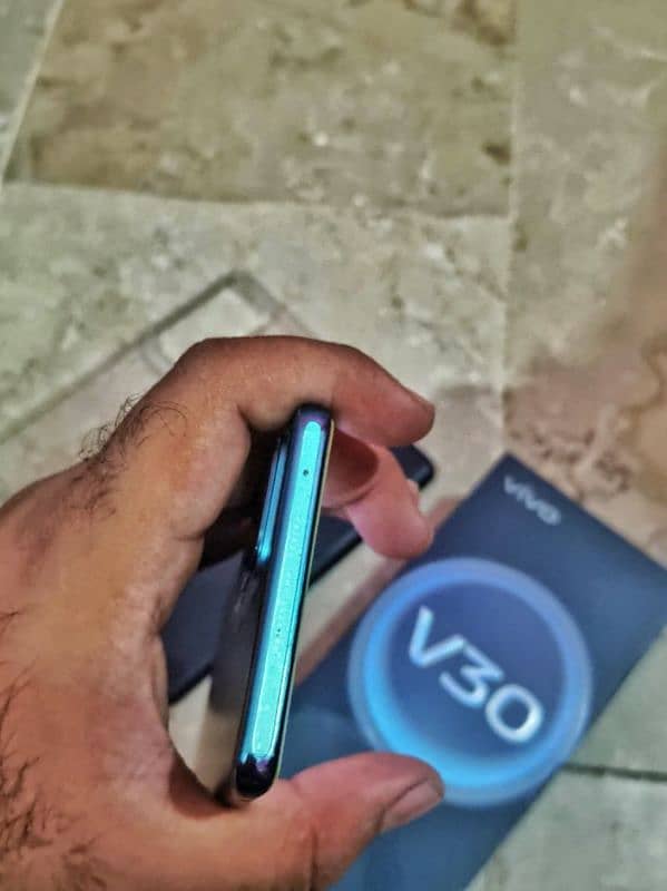 V30 5G | 12+256 | Under warranty 3