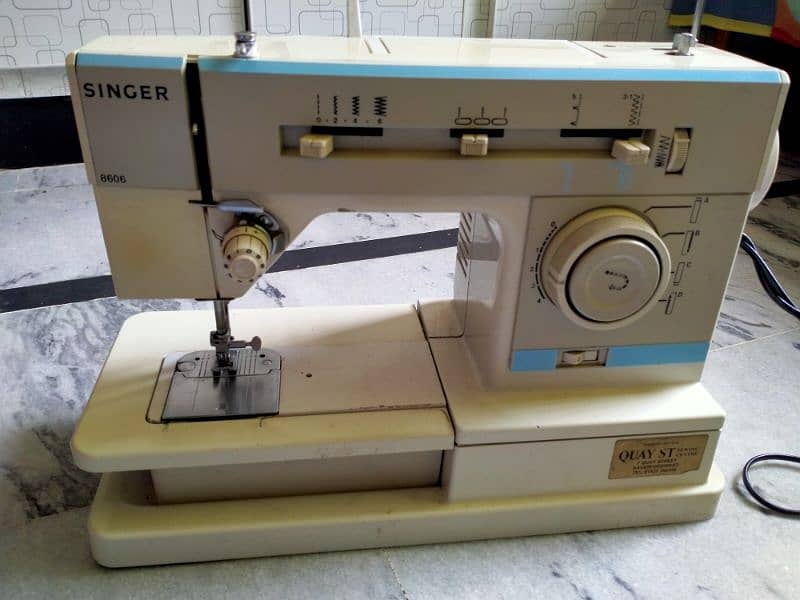 Sewing Machine (Singer) for Sale (03325400280) 0