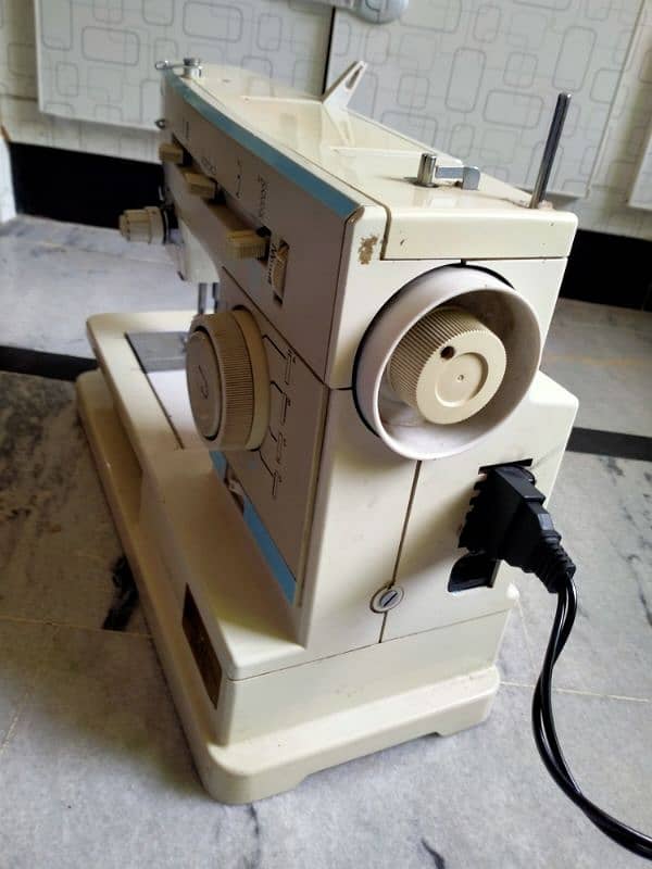 Sewing Machine (Singer) for Sale (03325400280) 3