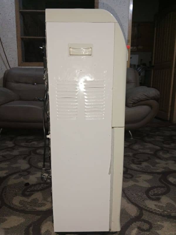 good condition dispenser for sell only 1 month use 4