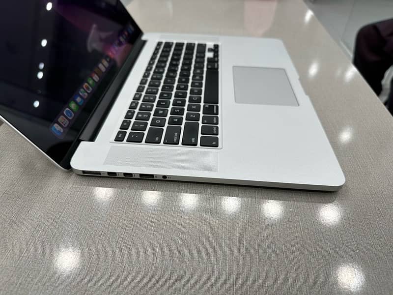 MacBook Pro 2015 i7 16gb 500gb 2gb card 15.6 display 10/10 3