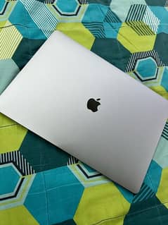 macbook pro 2019 (16 inches grey) with charger