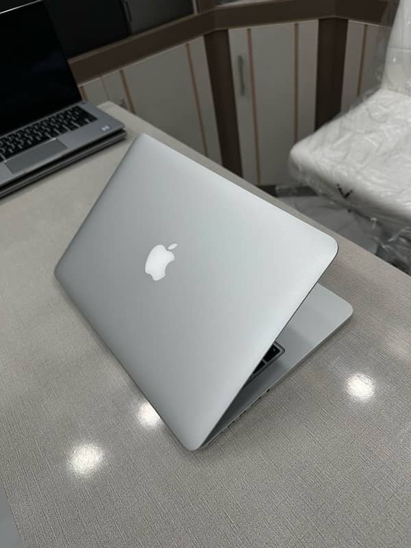 MacBook Pro 2015 i5 8gb 256gb 13 inch 3