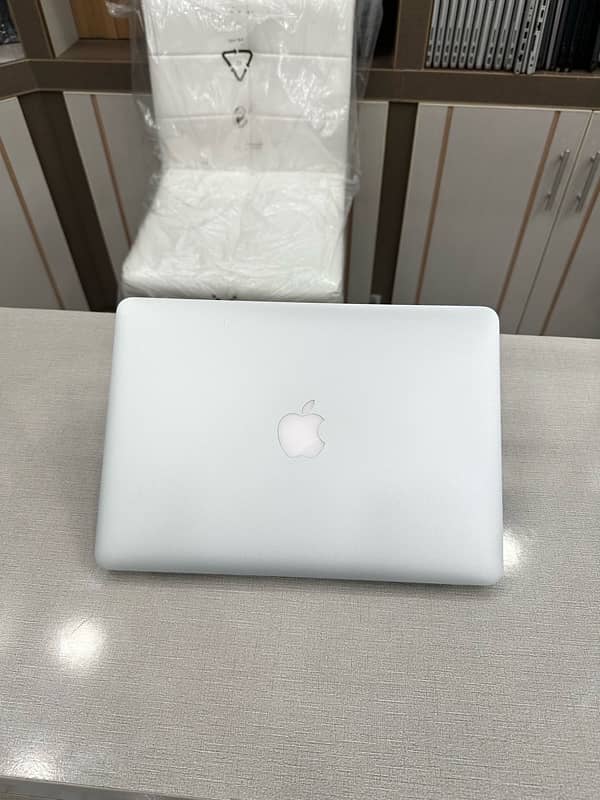 MacBook Pro 2015 i5 8gb 256gb 13 inch 4