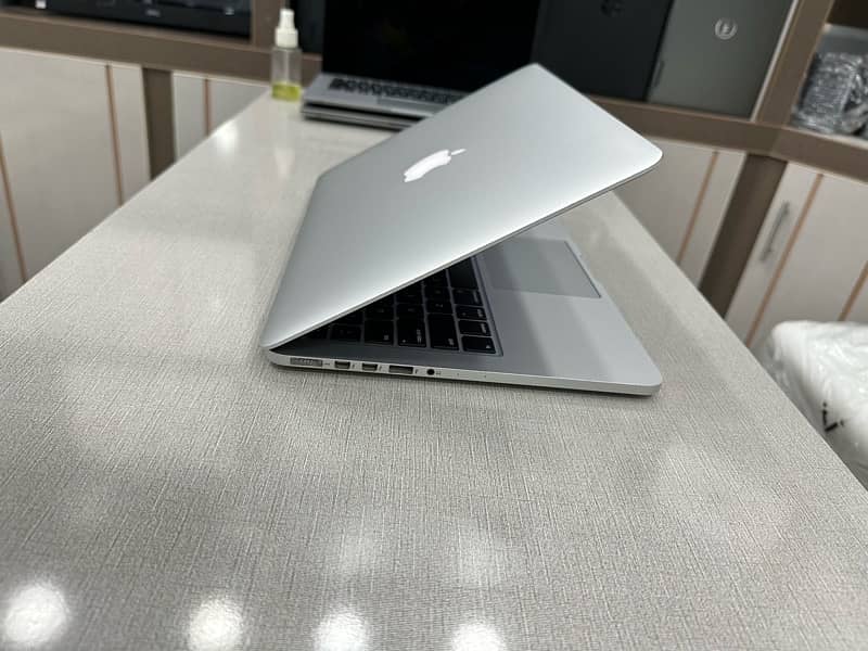 MacBook Pro 2015 i5 8gb 256gb 13 inch 5