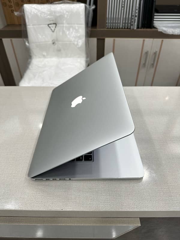 MacBook Pro 2015 i5 8gb 256gb 13 inch 8