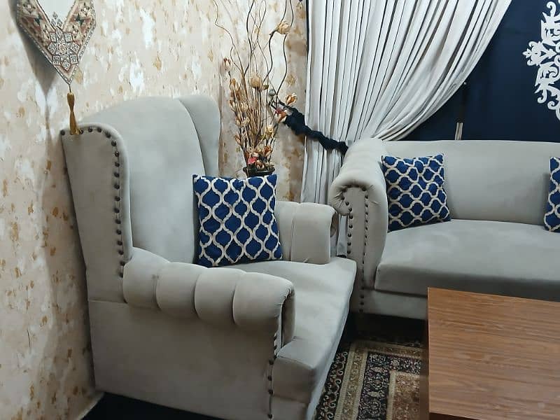 7 seater sofa with solid wooden tabel 1