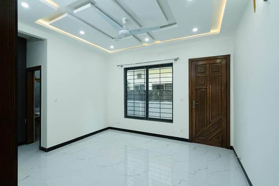 Modern And Solid Construction House For Sale 11