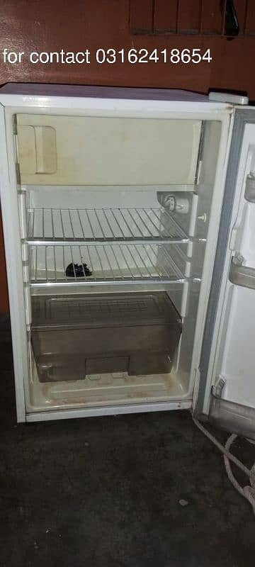 Dawlance room size frige 1