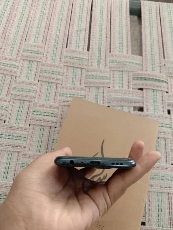 OppO f19 in good condition with air buds at a reasonable price. 4