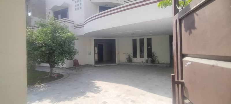 1 kanal facing park house for rent in joher town 0