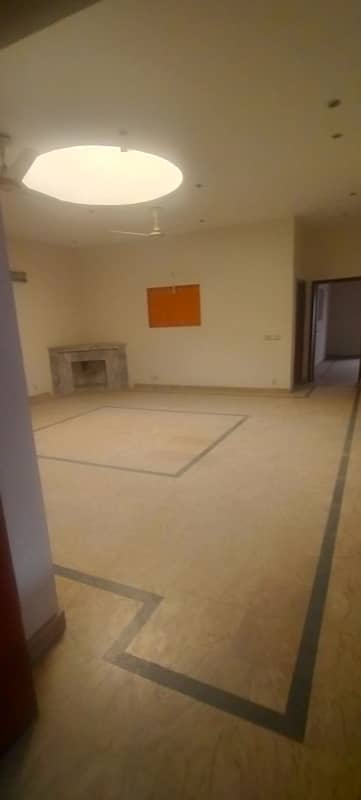 1 kanal facing park house for rent in joher town 3