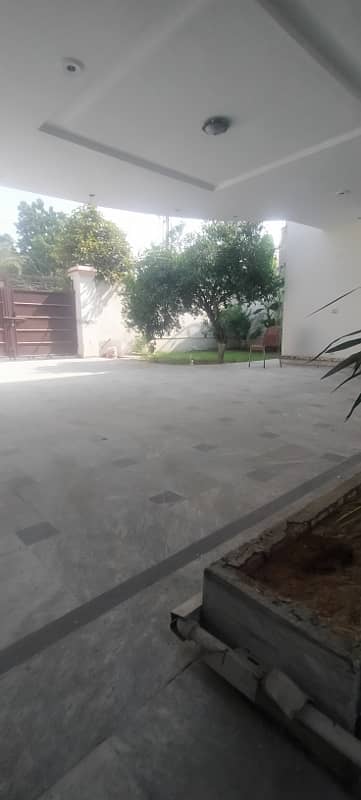 1 kanal facing park house for rent in joher town 6