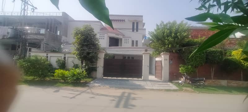 1 kanal facing park house for rent in joher town 12