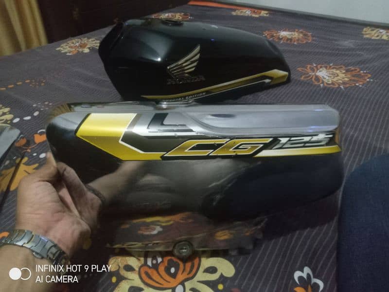 Honda 125 Special edition tank aur tapey se 3