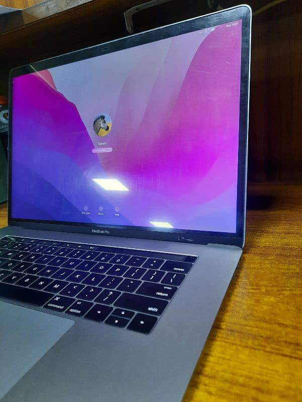 Macbook Pro 2016 16gb 512gb storage 15" display 1