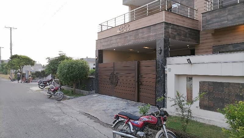 Prime Location Satiana Road House For Sale Sized 10 Marla 8