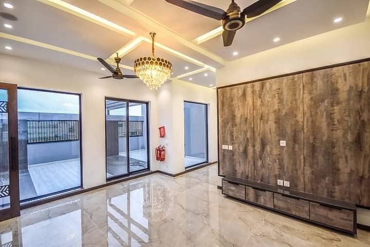 KANAL EYE CATCHING SUPER LUXURY BUNGALOW FOR RENT ON TOP LOCATION 5