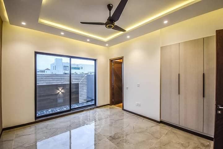 KANAL EYE CATCHING SUPER LUXURY BUNGALOW FOR RENT ON TOP LOCATION 8