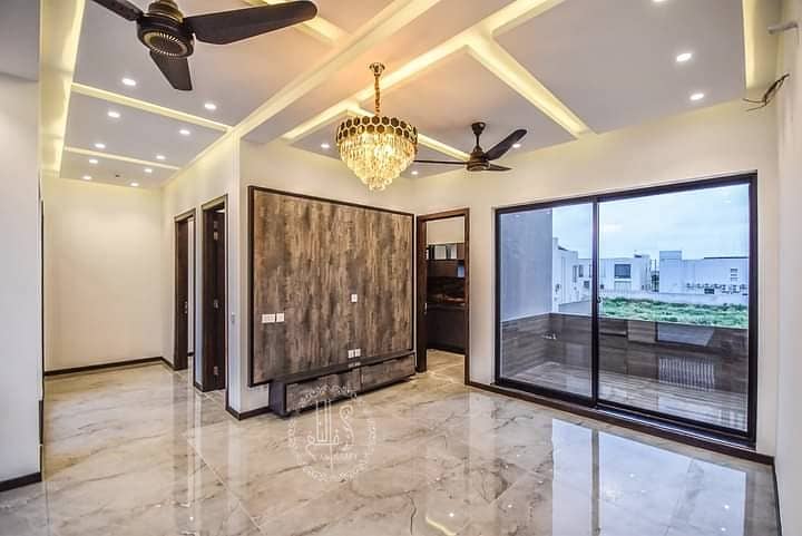 KANAL EYE CATCHING SUPER LUXURY BUNGALOW FOR RENT ON TOP LOCATION 9