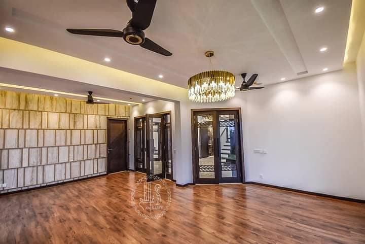 KANAL EYE CATCHING SUPER LUXURY BUNGALOW FOR RENT ON TOP LOCATION 15